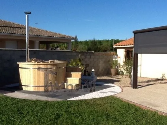 Installation d’un bain nordique 12 Bain nordique rond posé sur une surface pavée avec une bordure drainante en gravier