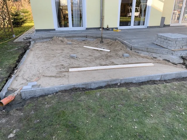 Installation d’un bain nordique 17 Rives posées et couche minérale préparée pour une surface pavée de bain nordique