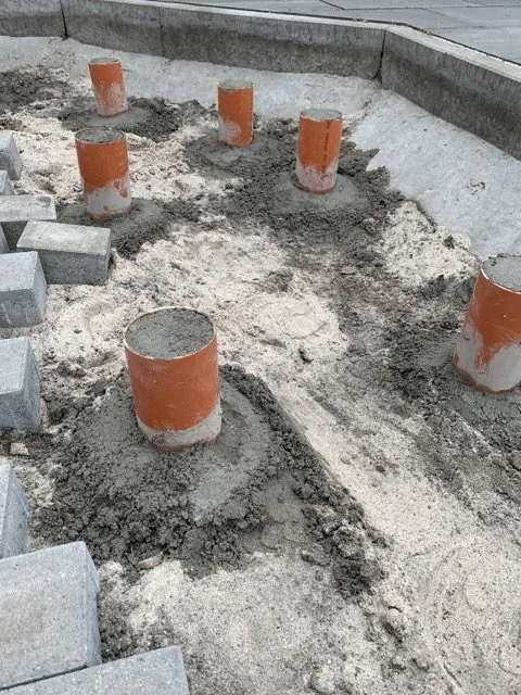 Installation d’un bain nordique 19 Appuis ponctuels en béton préparés dans une zone de gravier pour une terrasse autour du bain