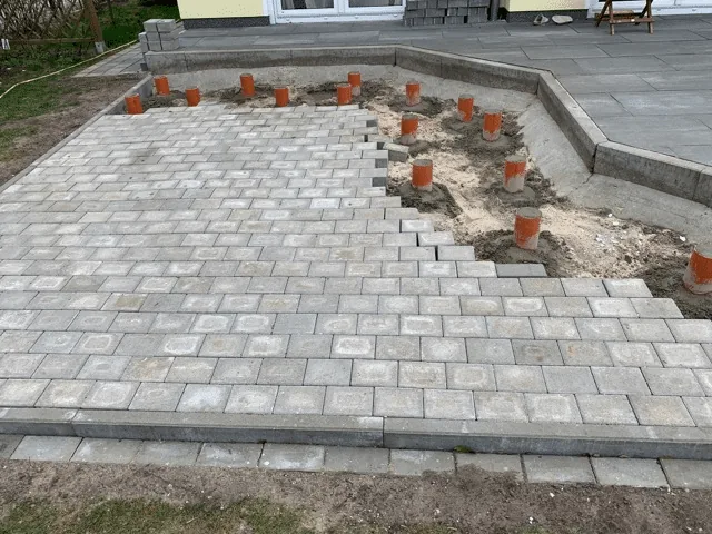 Installation d’un bain nordique 20 Surface pavée avec appuis préparés pour une terrasse en bois attenante