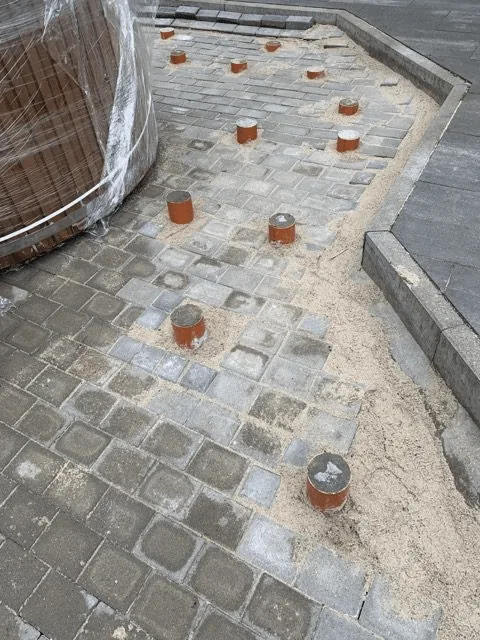 Installation d’un bain nordique 21 Plusieurs appuis placés sur la surface pavée autour d’un bain nordique rond