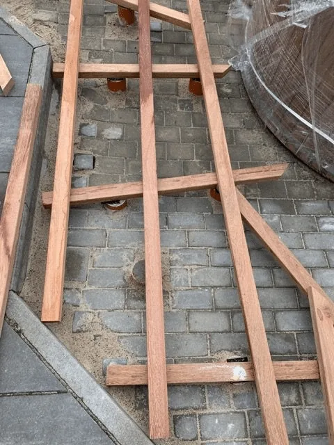 Installation d’un bain nordique 22 Ossature bois ouverte d’une passerelle étroite à côté d’un bain nordique