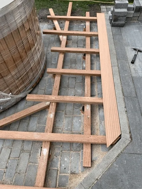 Installation d’un bain nordique 23 Ossature bois courbe formant une découpe ronde autour de la paroi d’un bain nordique