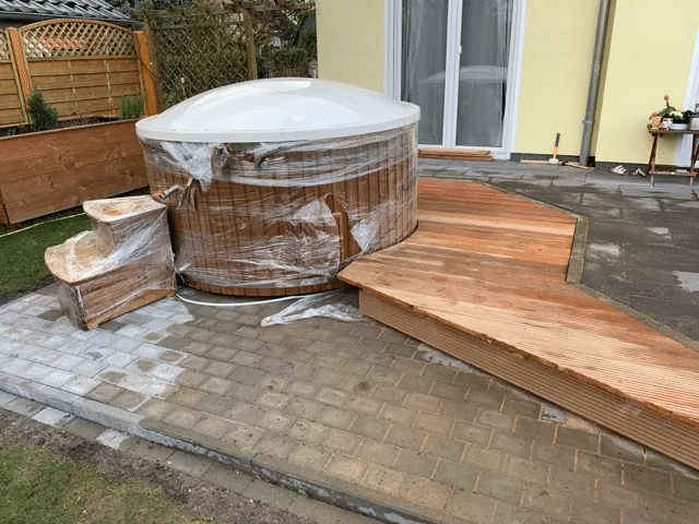 Installation d’un bain nordique 24 Bain nordique avec liaison en terrasse bois, marches assorties et zone pavée accessible