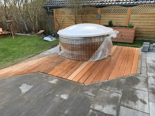 Installation d’un bain nordique 25 Bain nordique couvert intégré à une terrasse courbe avec chemin pavé et jardin