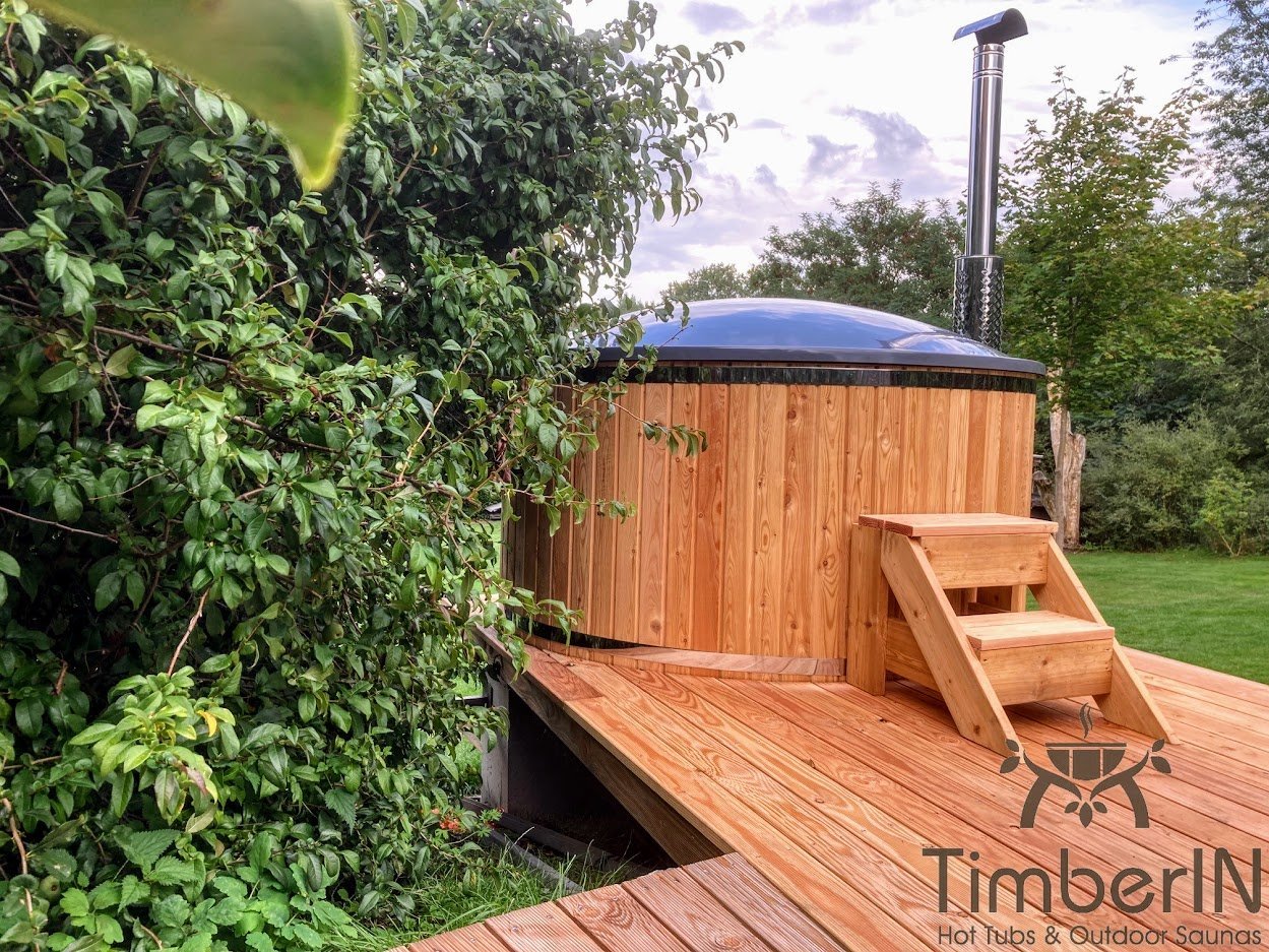 Types de bois pour bain nordique 3 Bain nordique rond avec habillage en mélèze aux tons chauds et marches en bois