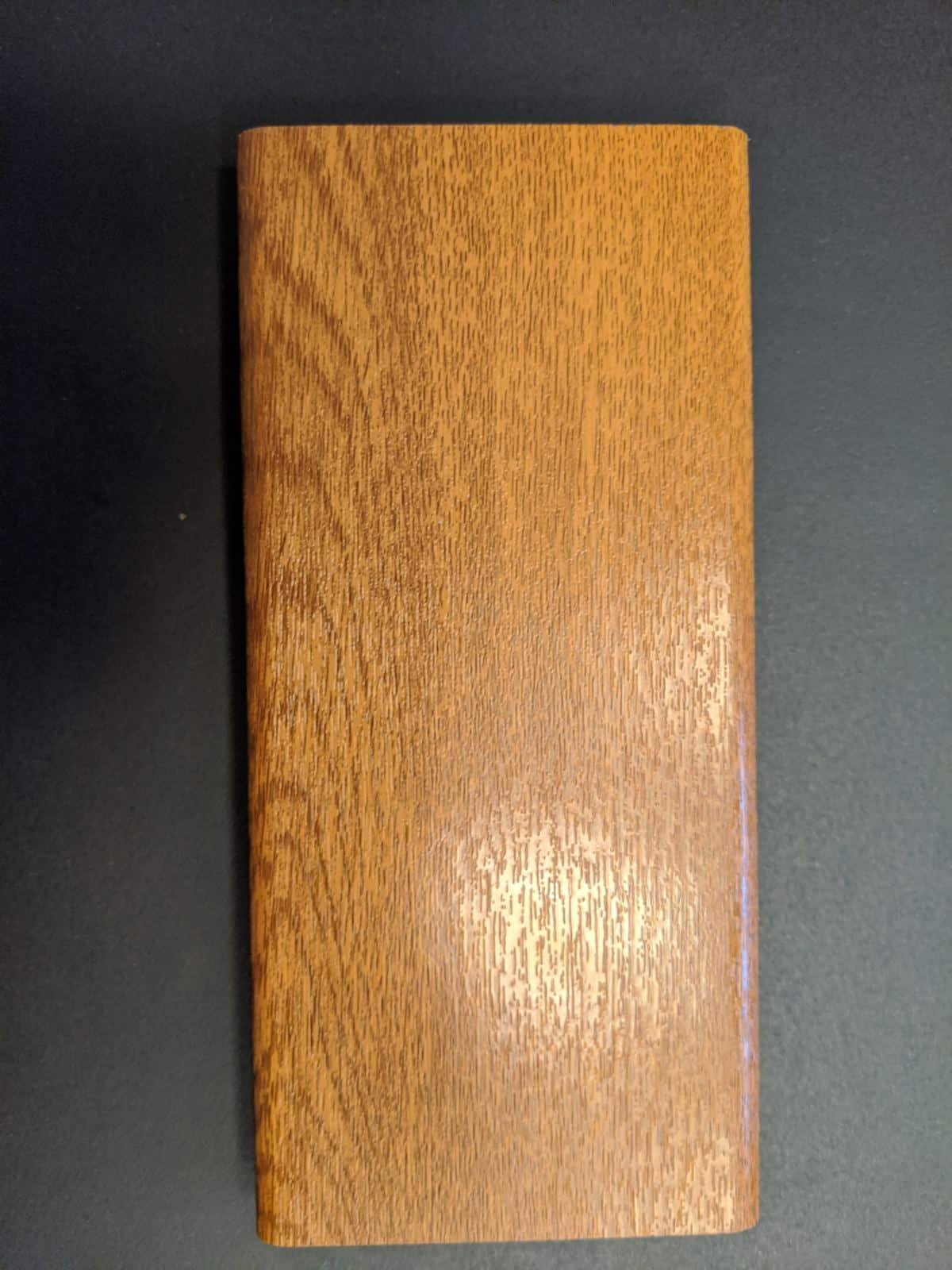 Types de bois pour bain nordique 5 Planche de chêne huilée montrant un veinage dense et doré