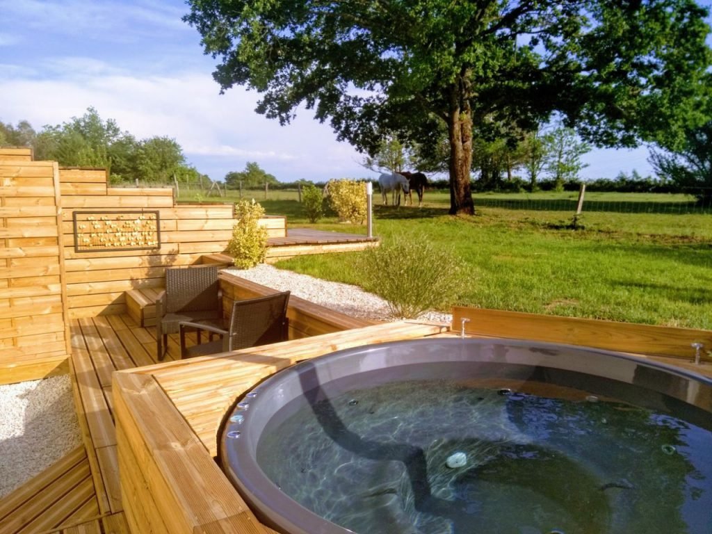 Processus d’achat TimberIN 3 Bain nordique TimberIN installé dans un jardin puis rempli d’eau