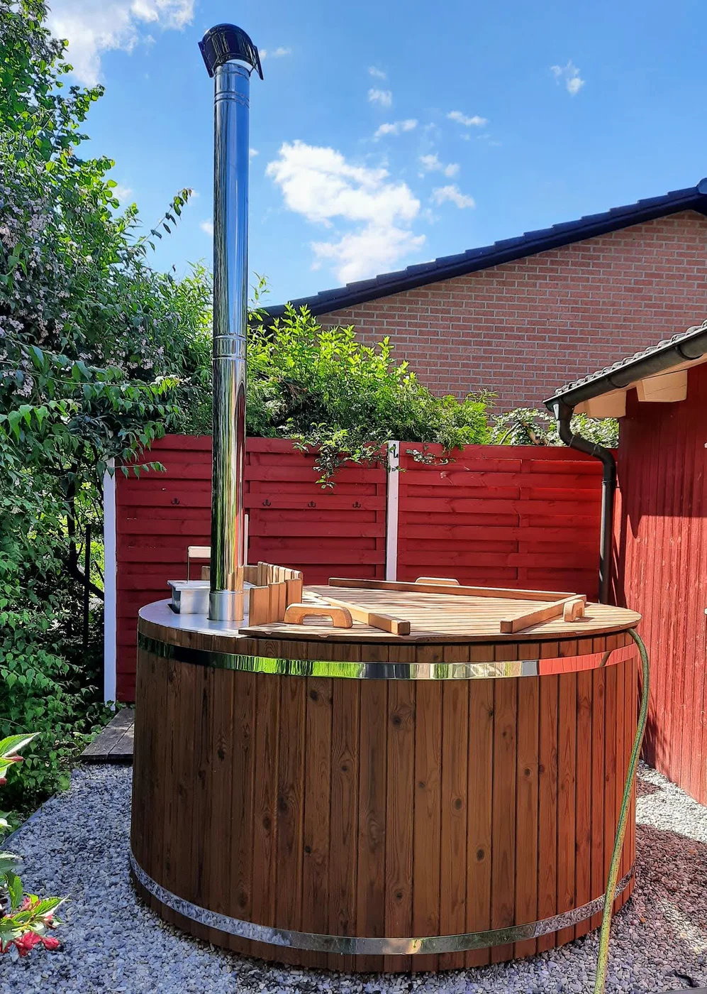 Fuite d’un bain nordique en bois : diagnostic sans masquer la cause 2 Bain nordique TimberIN en bois installé dans un jardin