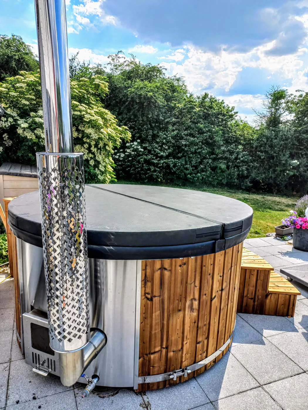 Un bain nordique chauffé au bois a-t-il besoin d’électricité ? 2 Bain nordique TimberIN fermé par un couvercle et équipé d’un poêle extérieur