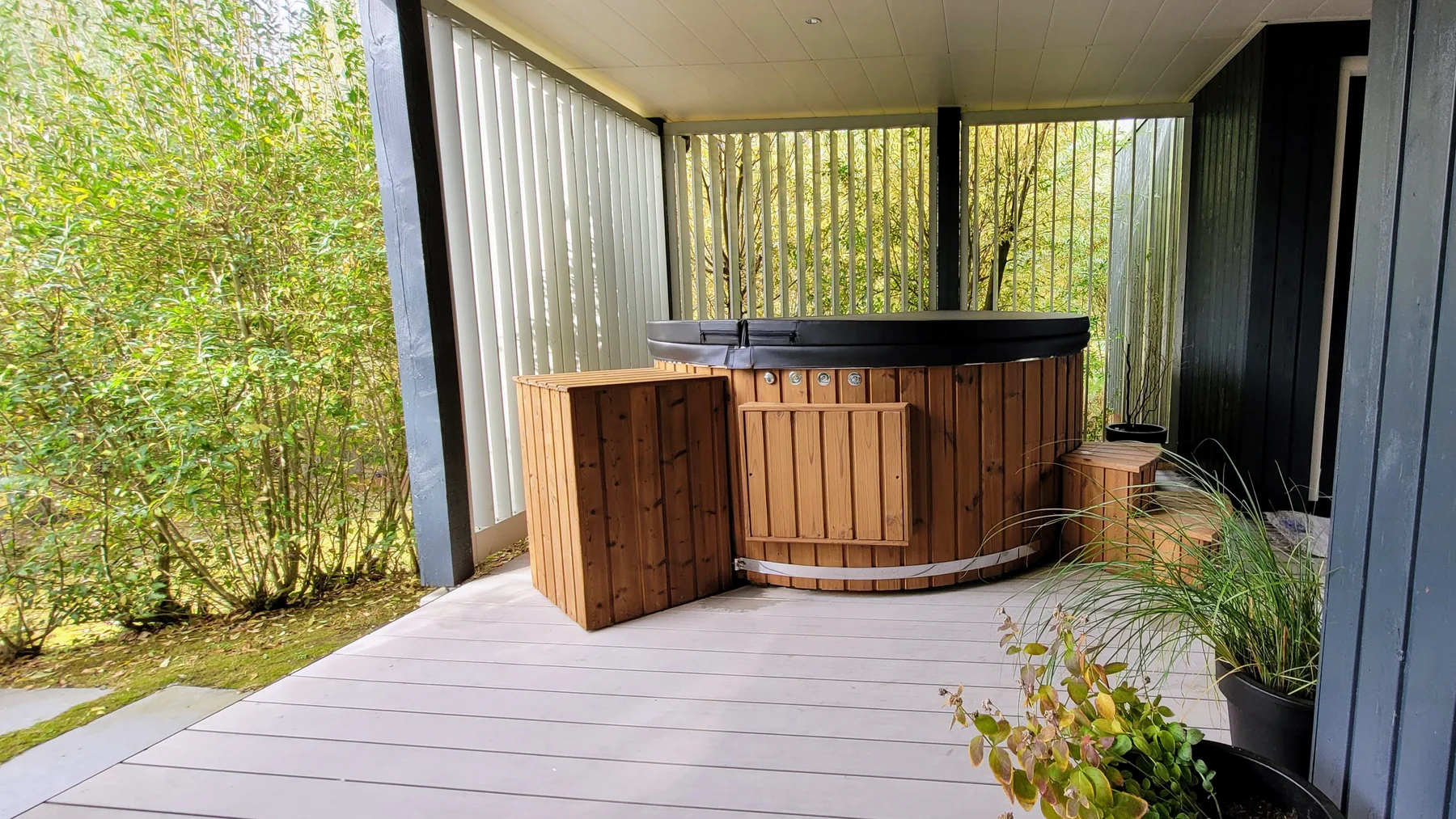 Filtration d’un bain nordique 1 Bain nordique TimberIN installé sous un espace abrité