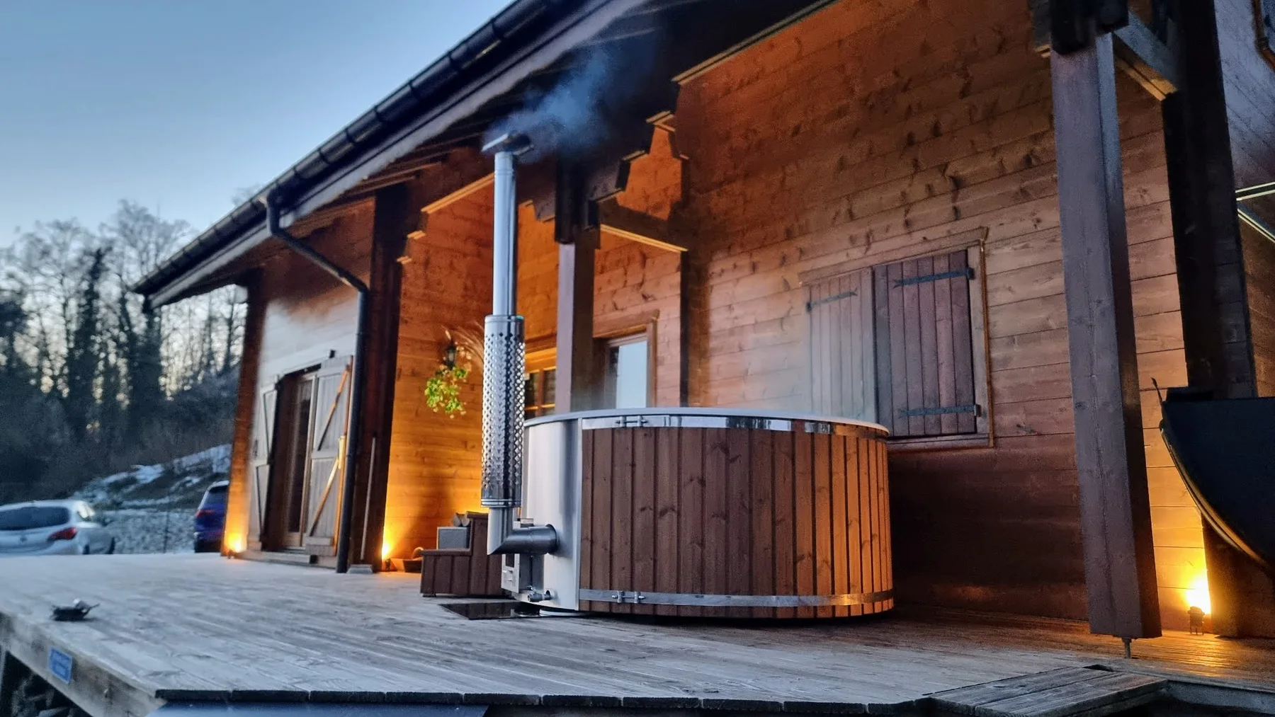 Bain nordique TimberIN installé près d’un chalet