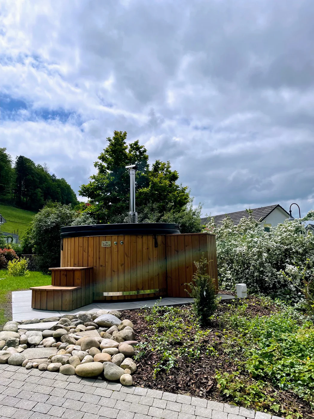 Bain nordique TimberIN dans un jardin au printemps