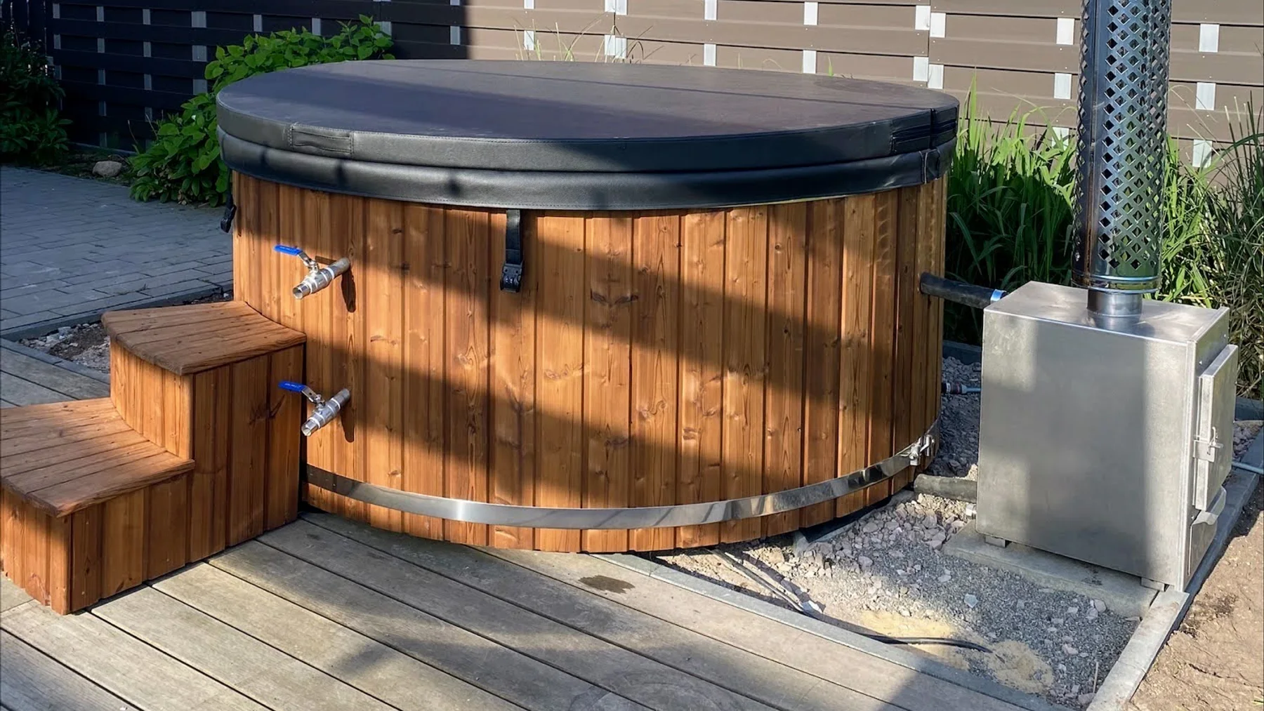 Bain nordique TimberIN avec poêle extérieur métallique