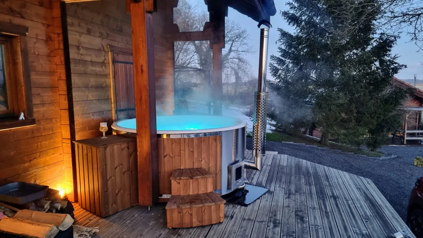 Combiner poêle à bois et chauffage électrique dans un bain nordique 2 Bain nordique TimberIN chauffé par un poêle extérieur en hiver