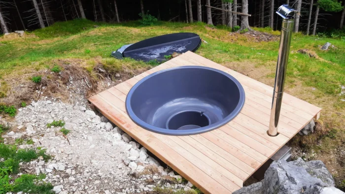 Bain nordique TimberIN installé sur une terrasse en terrain pentu