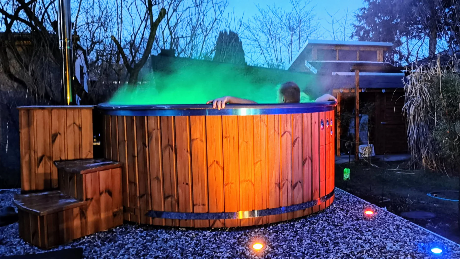 Bain nordique TimberIN chauffé et éclairé en soirée