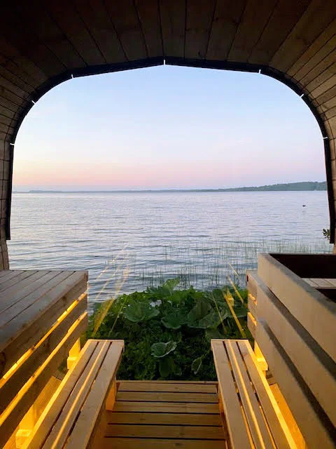 Sauna au bois : stabiliser la chaleur et ventiler en sécurité 1 Bancs en bois éclairés à l’intérieur d’un sauna TimberIN