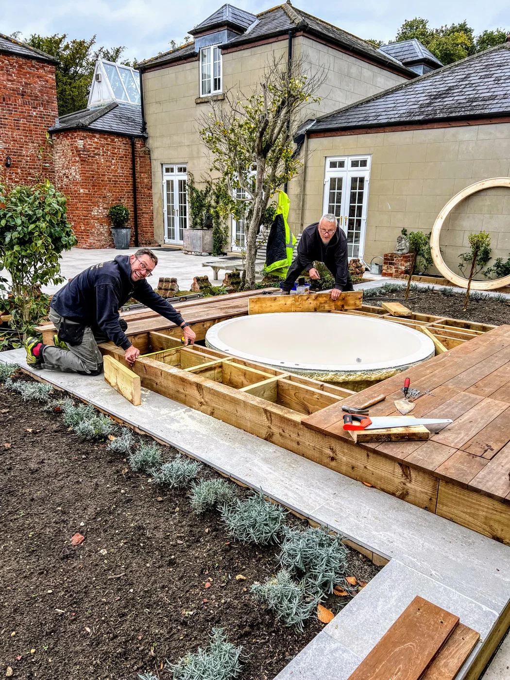 Fabriquer un bain nordique soi-même : décider avec un vrai cahier des charges 2 Base et appuis préparés pour une installation extérieure en bois