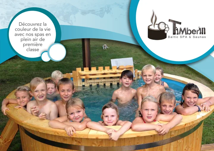 Couverture du catalogue TimberIN avec un bain nordique en bois utilisé en extérieur
