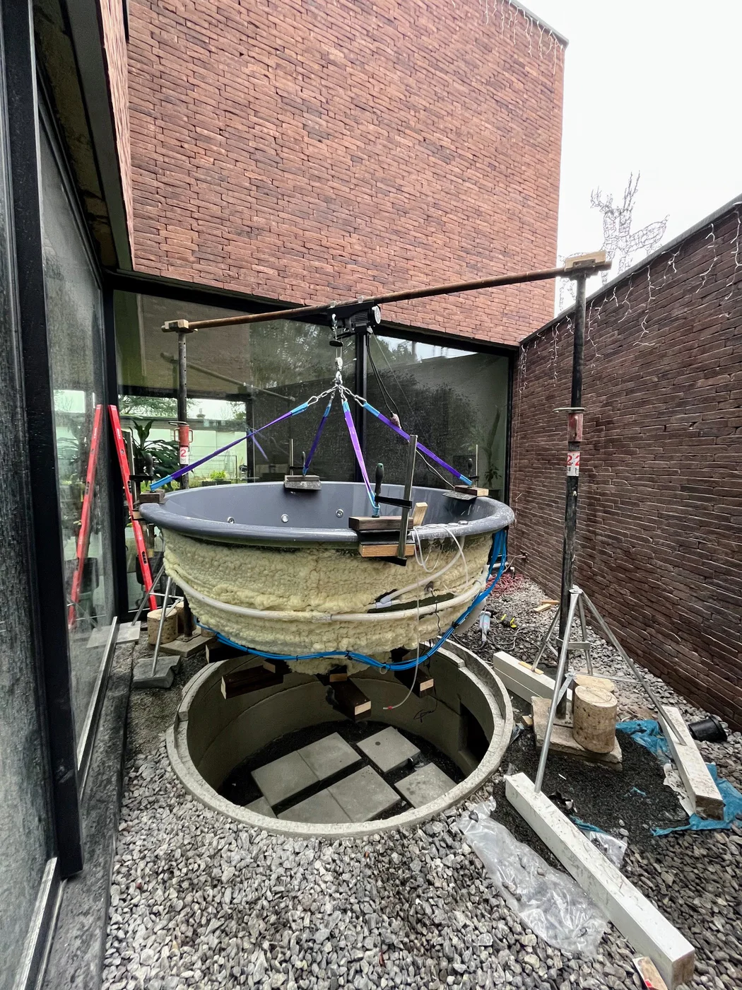 Débit de filtration trop faible : diagnostiquer du skimmer à la prise d’air 1 Compartiment technique ouvert sous un bain nordique TimberIN