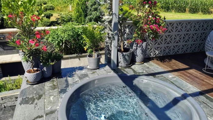 Eau claire dans un bain nordique TimberIN installé dans un jardin