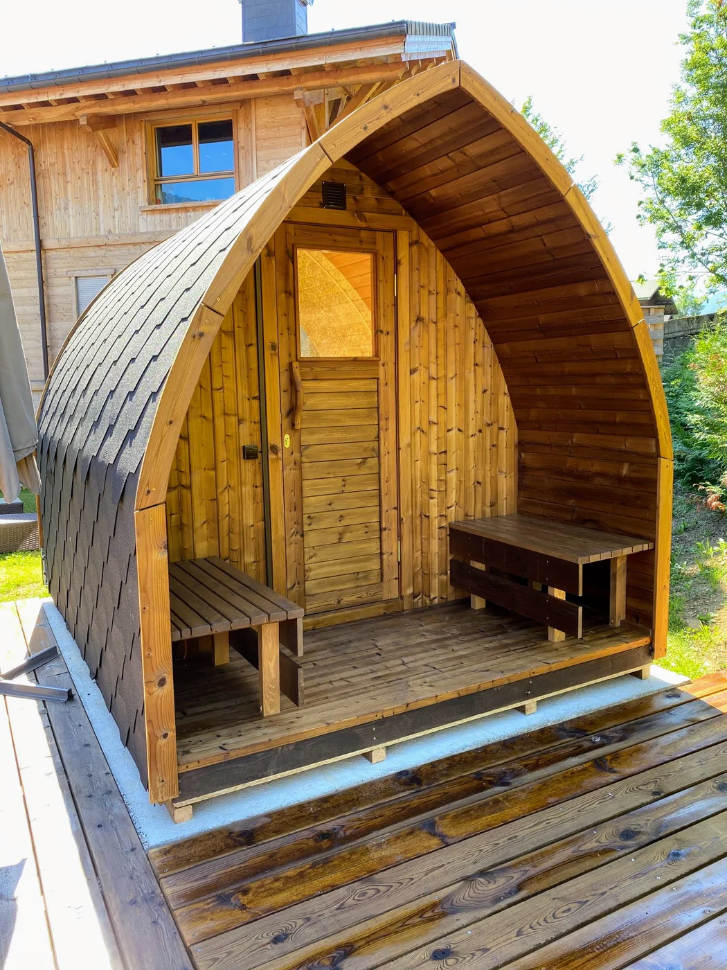 Sauna extérieur : diagnostiquer une chauffe lente, de l’humidité ou une porte qui frotte 1 Entrée et bancs en bois d’un sauna extérieur TimberIN
