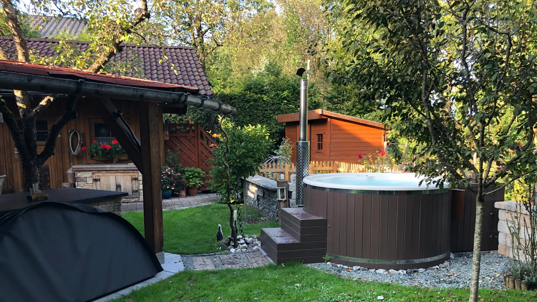 Bain nordique TimberIN entretenu dans un jardin