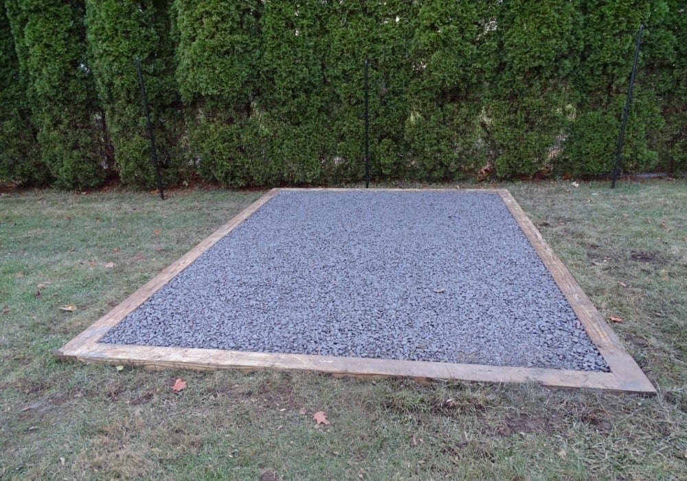 Fondation d’un sauna extérieur : base, drainage et niveau fini 4 Couche supérieure en gravier préparée pour les appuis d’un sauna extérieur
