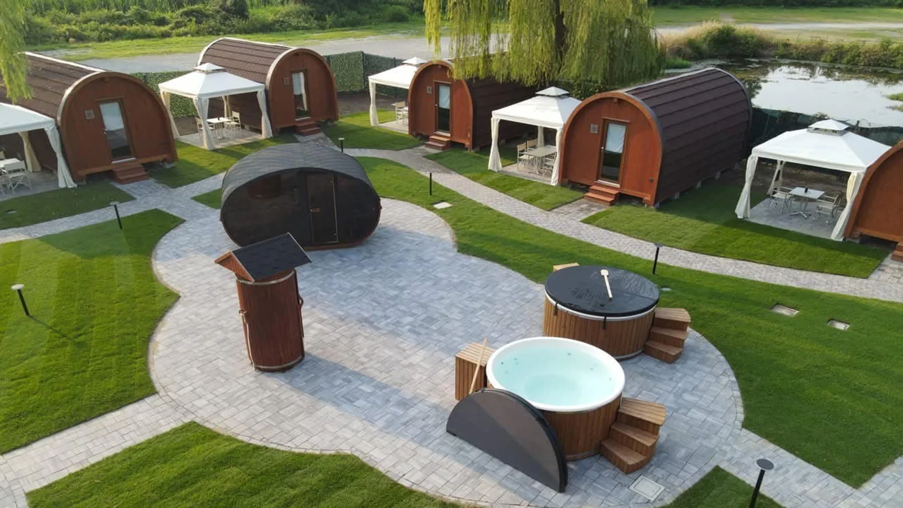 Plusieurs bains nordiques et saunas TimberIN exposés en extérieur