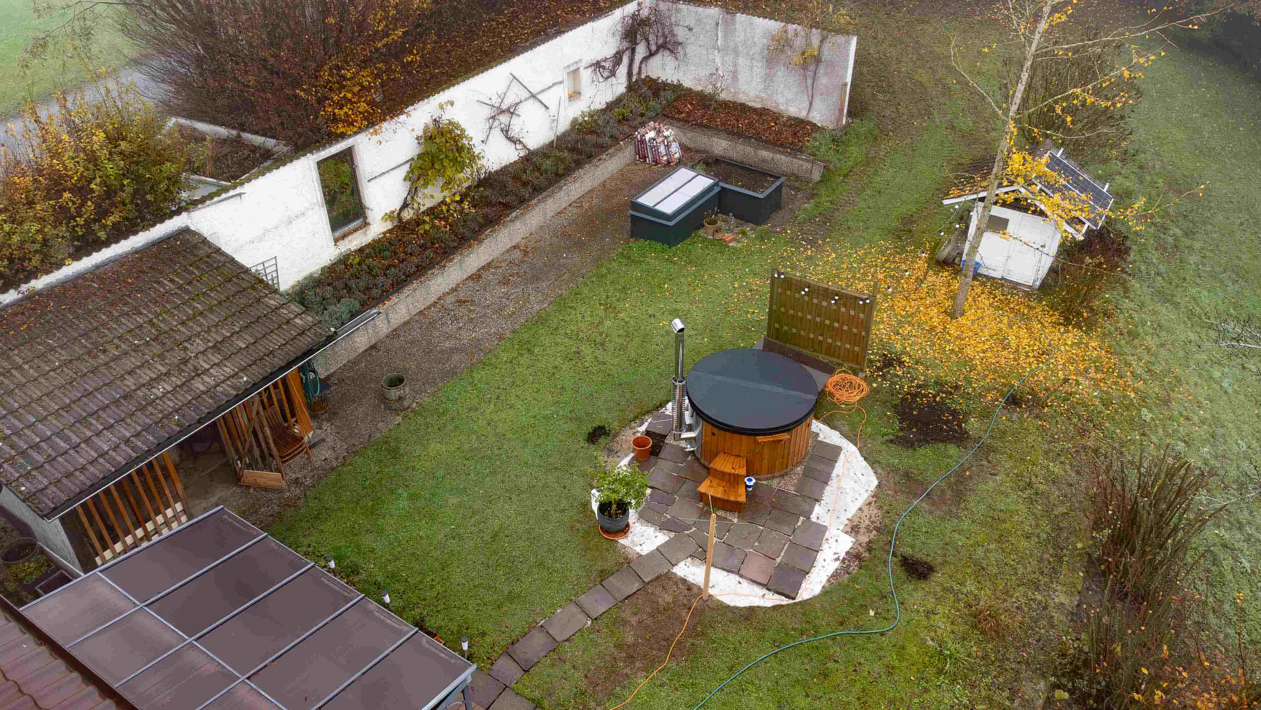 Vue aérienne d’un bain nordique installé dans un jardin