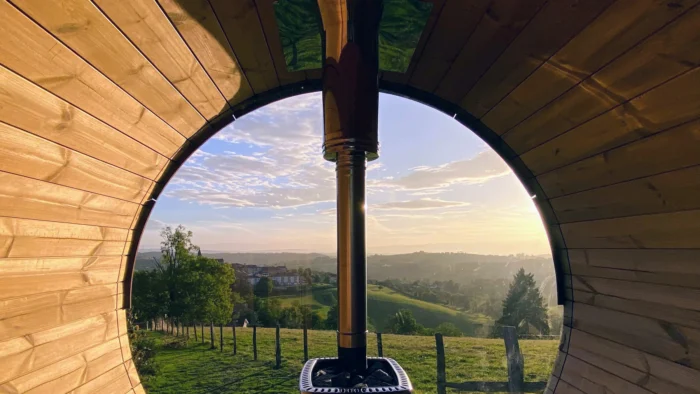 Intérieur d’un sauna extérieur TimberIN avec bancs en bois