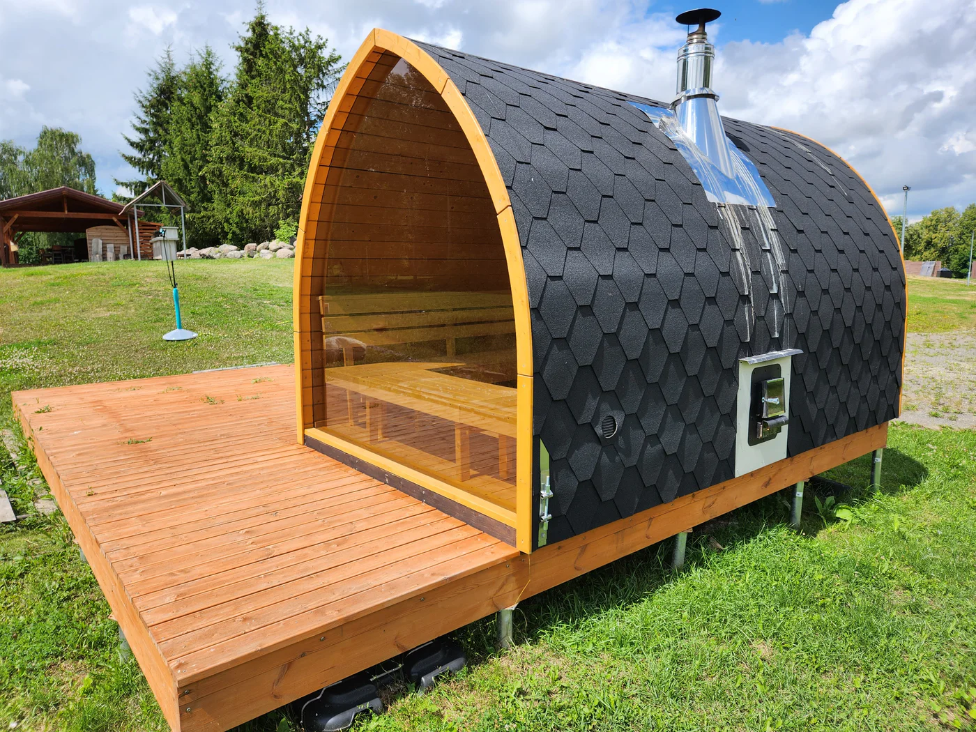 Sauna mobile sur remorque : poids, immatriculation et projet d’usage 2 Intérieur ouvert d’un sauna extérieur TimberIN avec bancs en bois