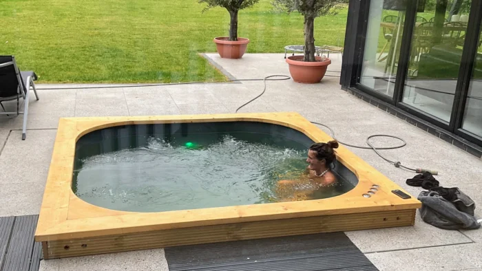 Bain nordique encastré utilisé sur une terrasse
