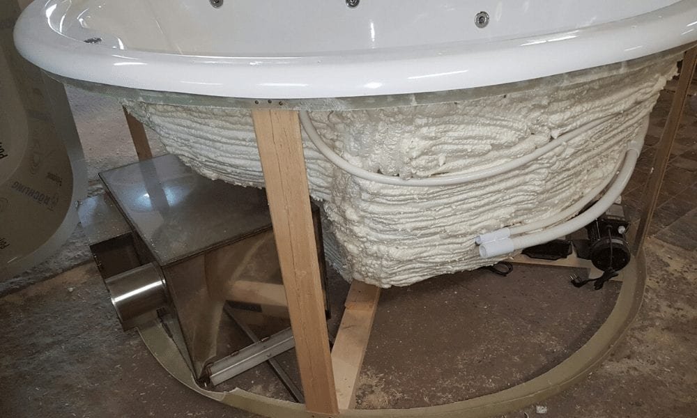 Isolation d’un bain nordique ou d’un sauna extérieur : où elle est vraiment utile 4 Exemple TimberIN de mousse isolante sur une coque de bain nordique en fibre de verre