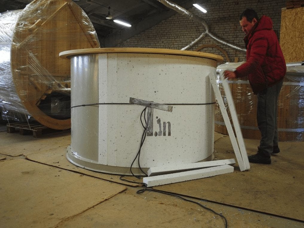 Isolation d’un bain nordique ou d’un sauna extérieur : où elle est vraiment utile 3 Exemple TimberIN de panneaux isolants autour d’une cuve de bain nordique en polypropylène