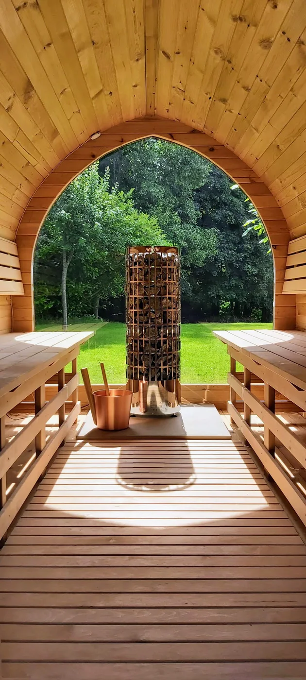 Sauna extérieur en Belgique 1 Poêle et bancs dans un sauna TimberIN