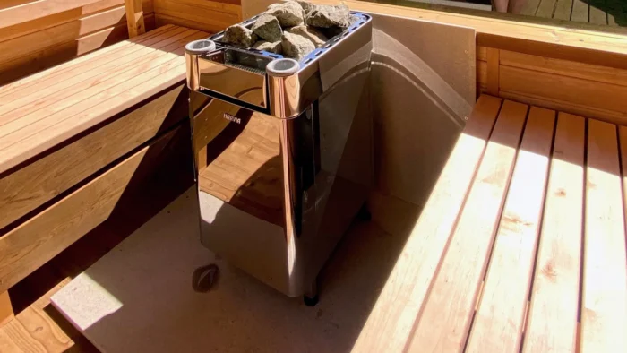 Poêle à bois et bancs à l’intérieur d’un sauna TimberIN