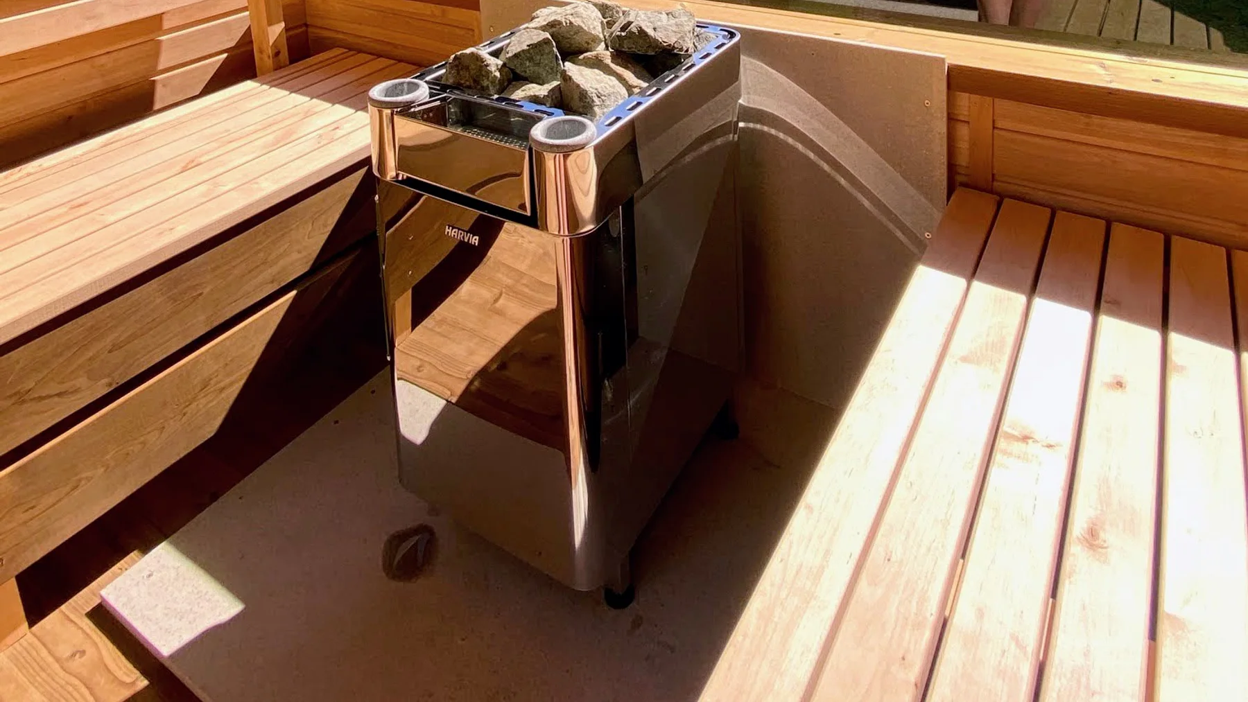 Poêle à bois et bancs à l’intérieur d’un sauna TimberIN