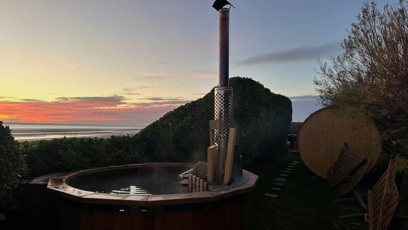 Le poêle du bain nordique fume au démarrage : diagnostiquer le tirage sans improviser 2 Poêle et conduit d’un bain nordique TimberIN au coucher du soleil