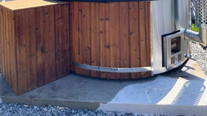 Poêle extérieur métallique raccordé à un bain nordique TimberIN