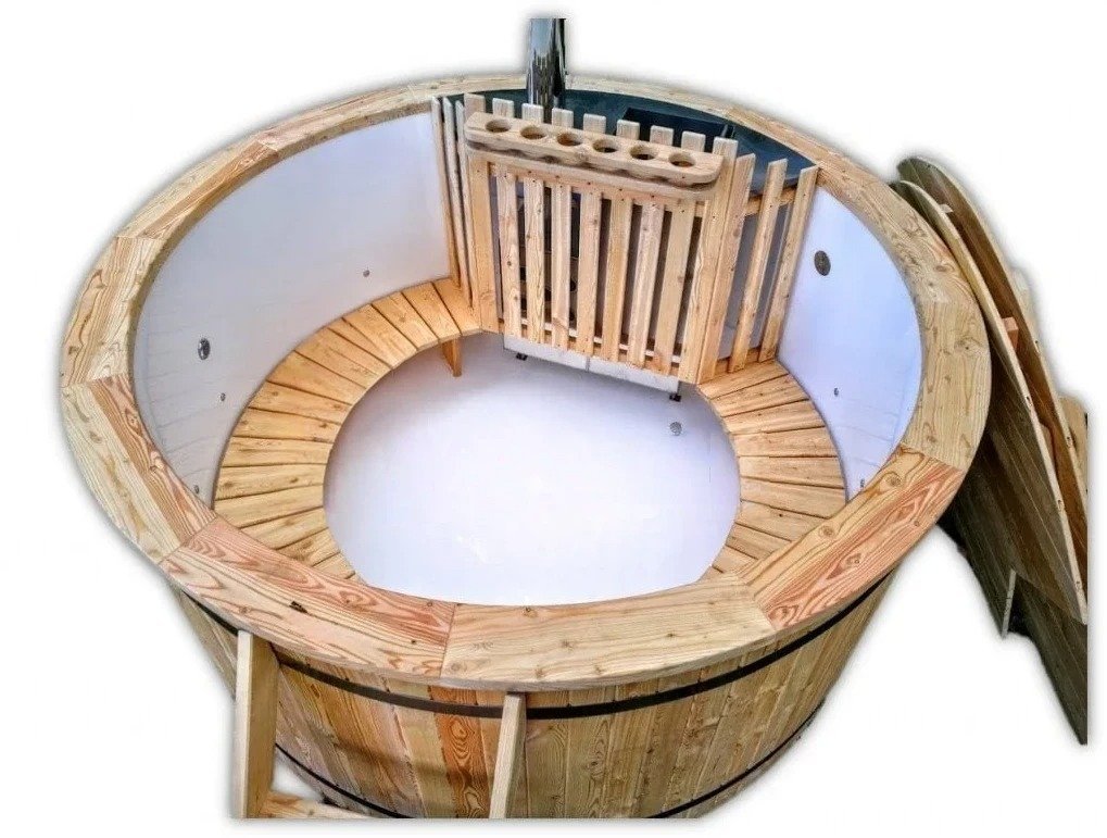 Types de bois pour bain nordique 2 Épicéa clair visible sur le bord, la banquette et la protection du poêle d’un bain nordique