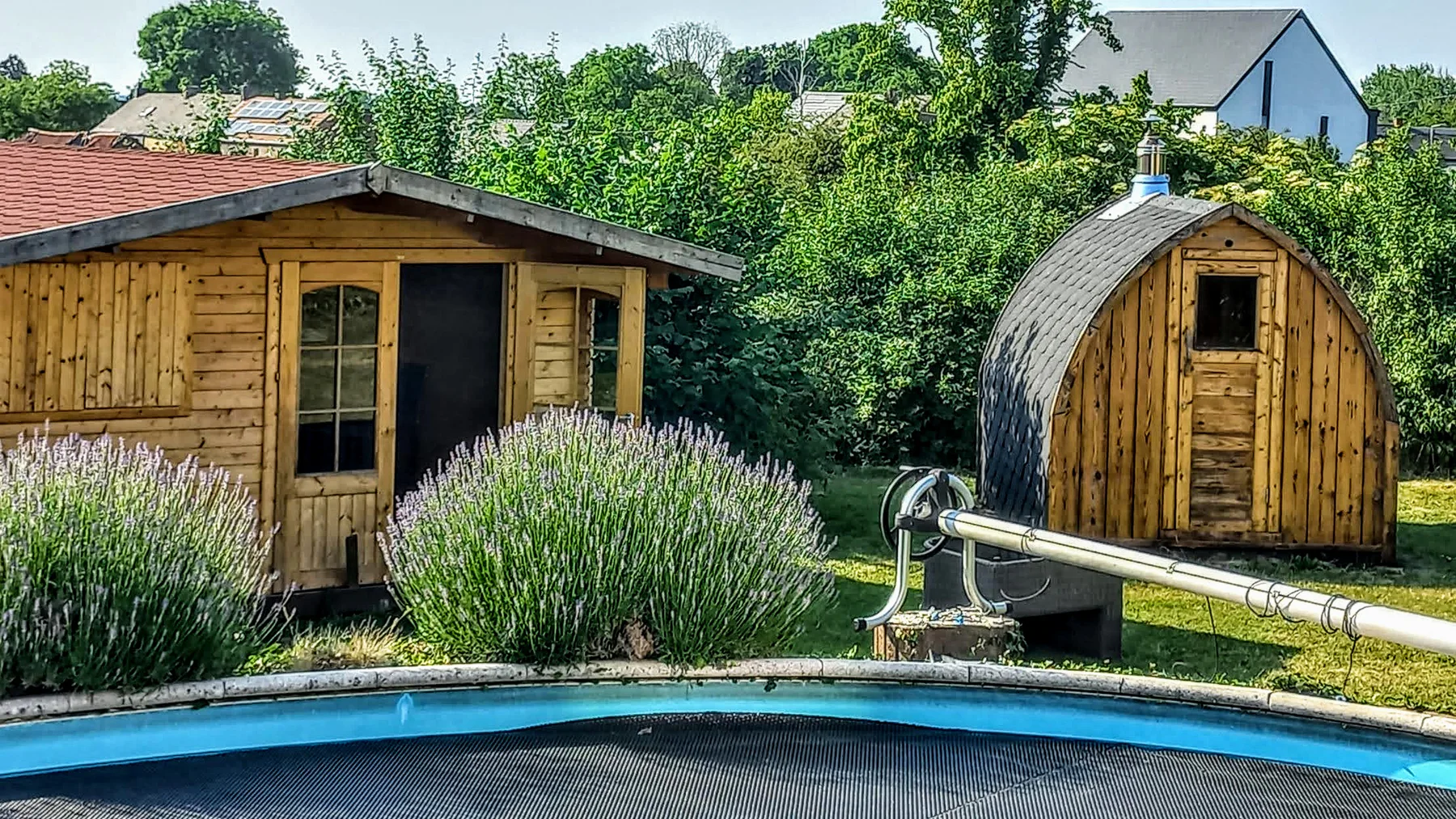 Sauna extérieur TimberIN installé dans un jardin