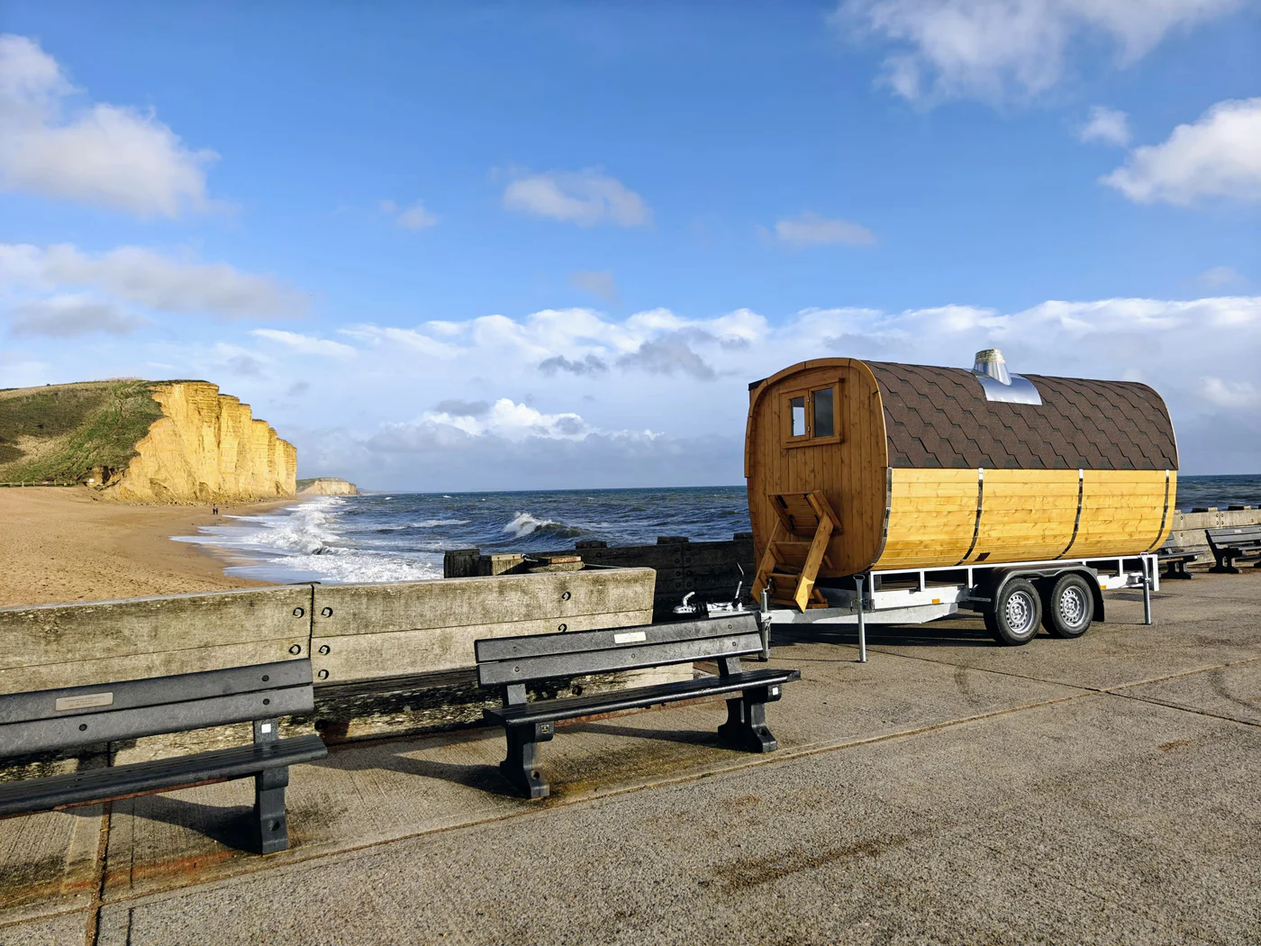 Sauna mobile sur remorque : poids, immatriculation et projet d’usage 1 Sauna mobile TimberIN sur remorque près du littoral