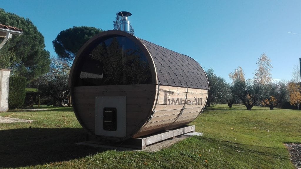 Fondation d’un sauna extérieur : base, drainage et niveau fini 5 Sauna tonneau TimberIN posé sur des appuis préparés et dégagés du sol