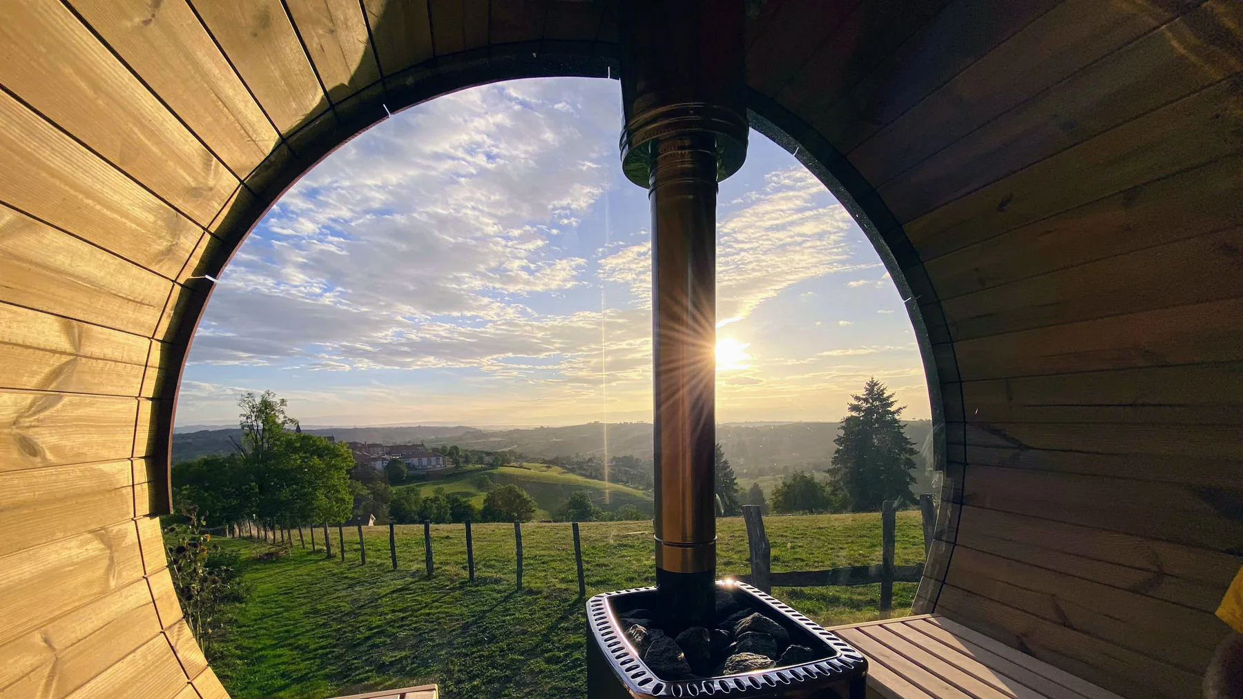 Vue depuis l’intérieur d’un sauna extérieur TimberIN