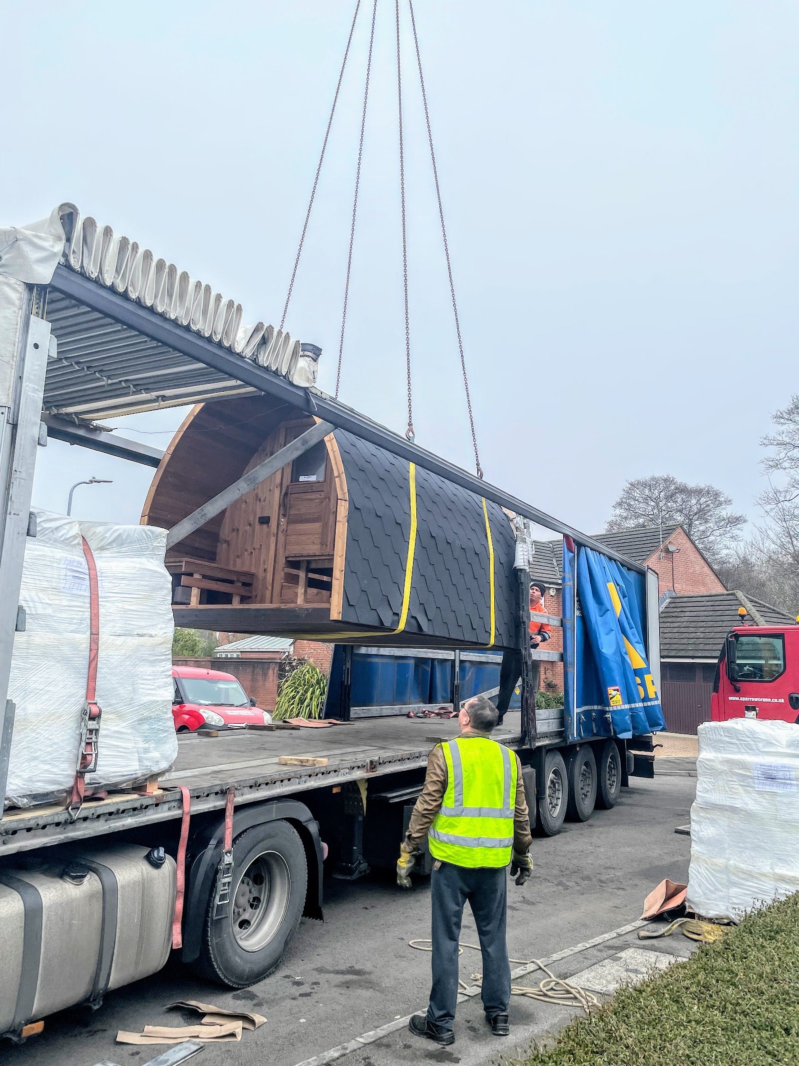 Home 15 Sauna tonneau soulevé par une grue depuis le camion de livraison