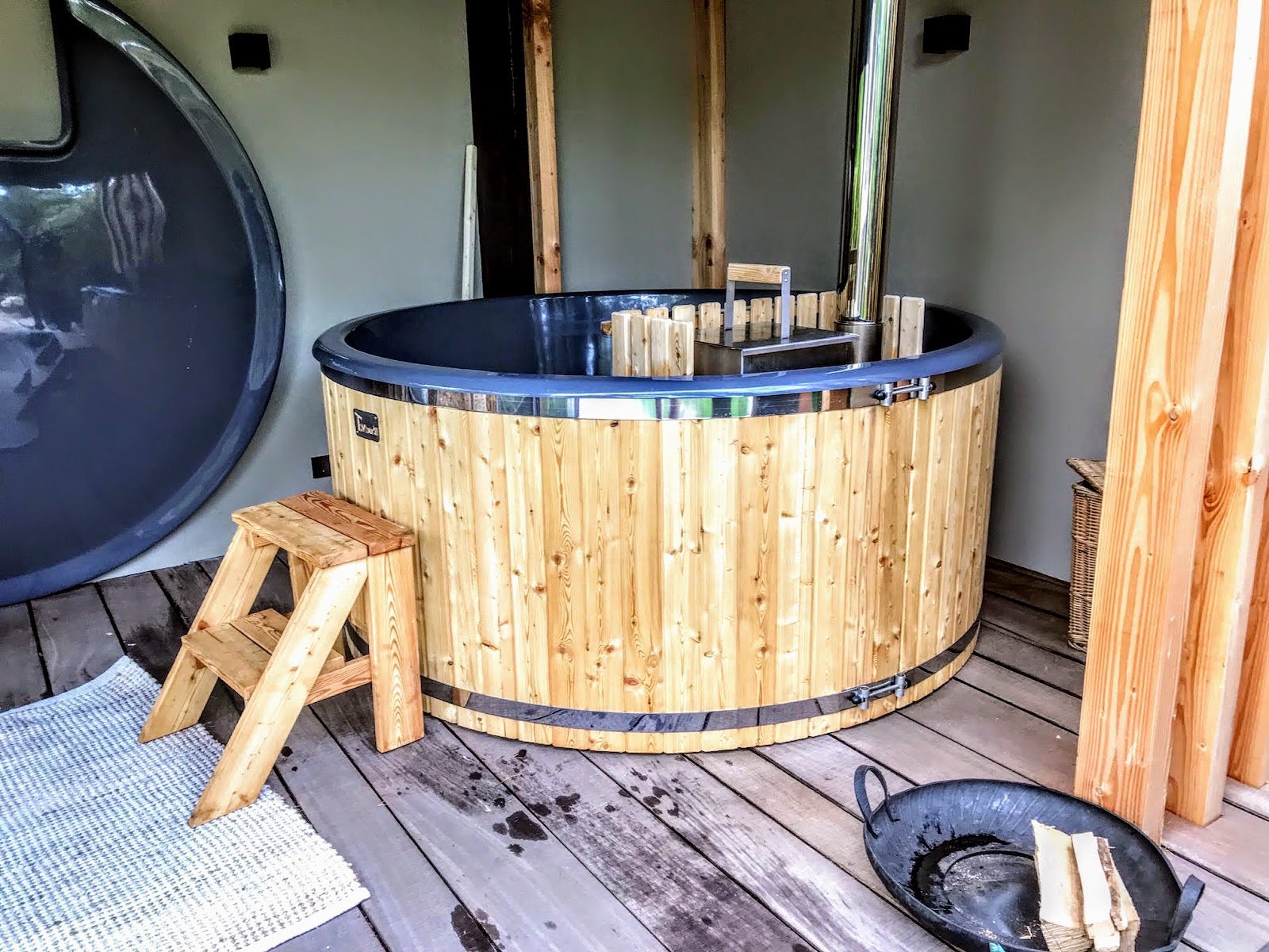 Home 13 Bain nordique en bois avec poêle intérieur sous un abri