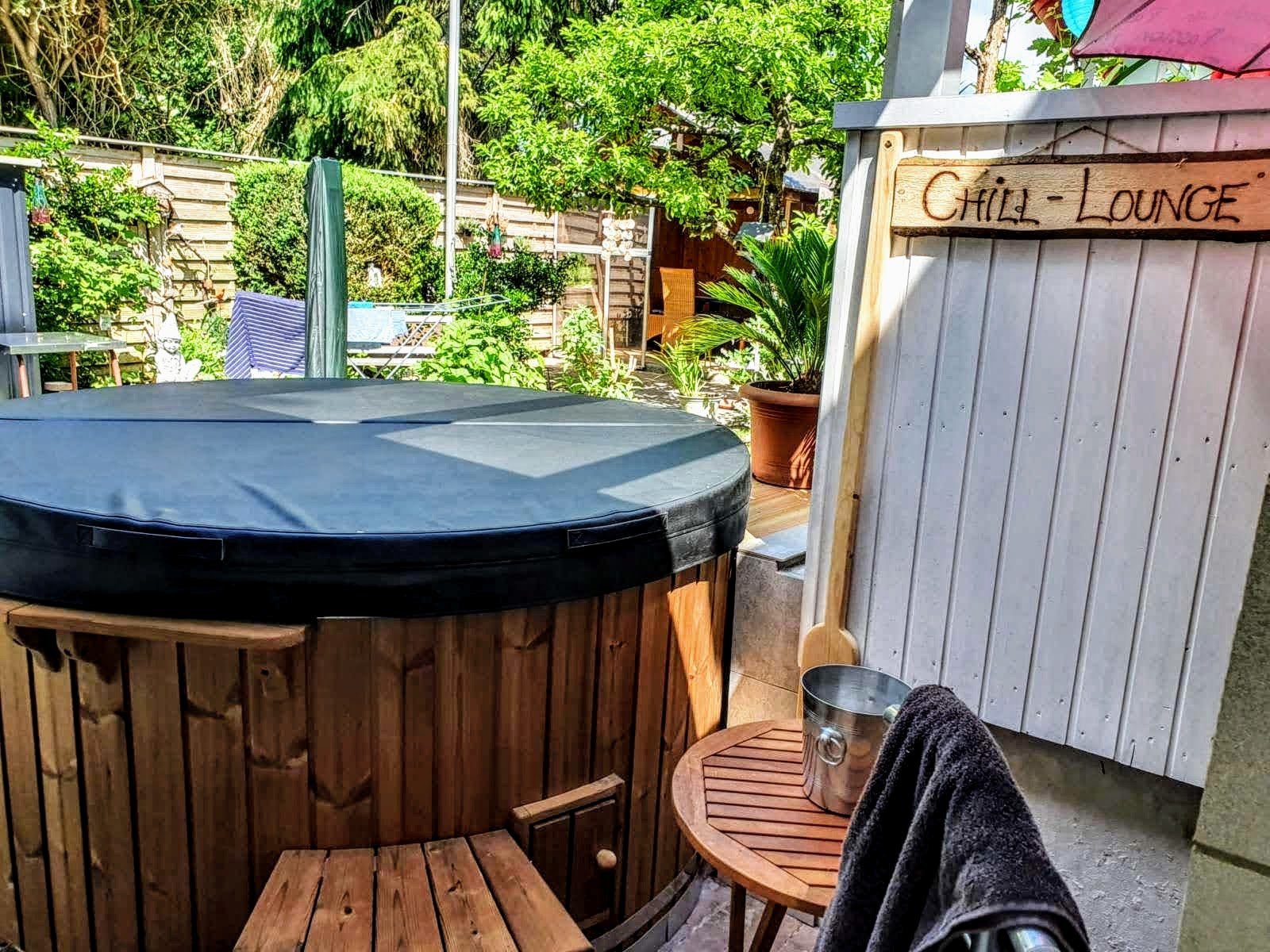 Home 10 Bain nordique couvert sur une terrasse avec mobilier de jardin