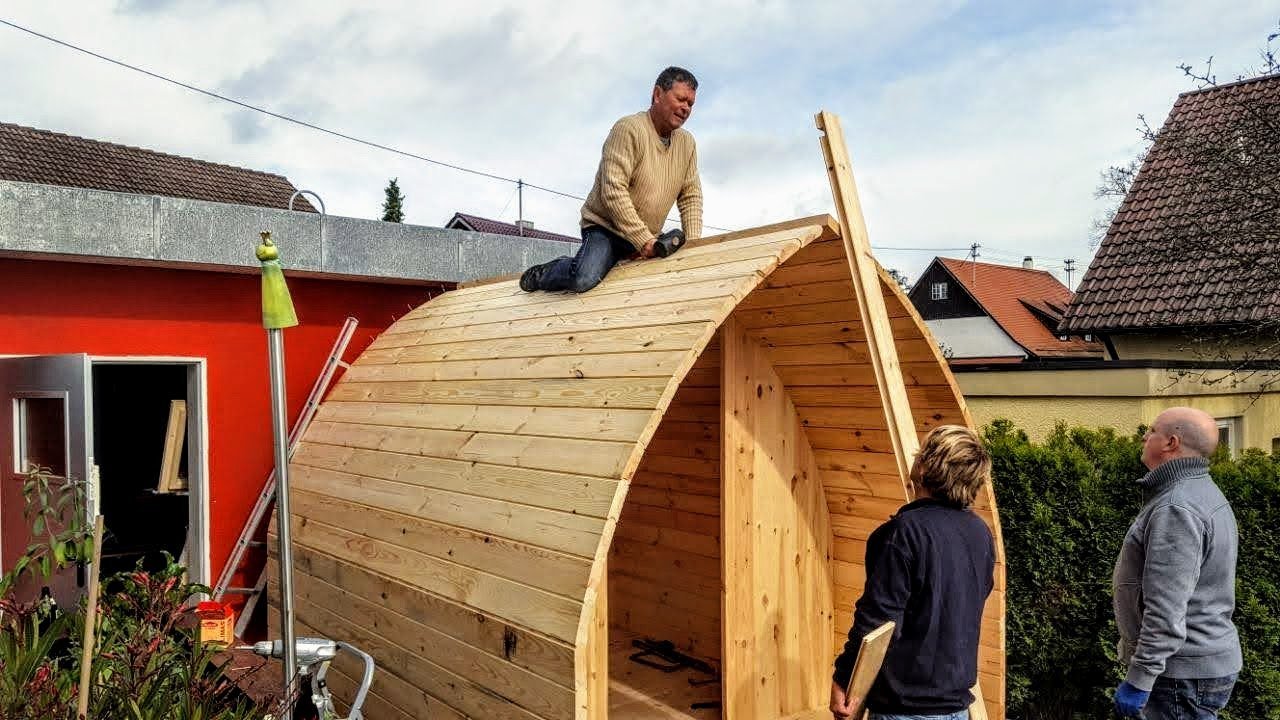 Home 14 Montage d’un sauna tonneau dans un jardin